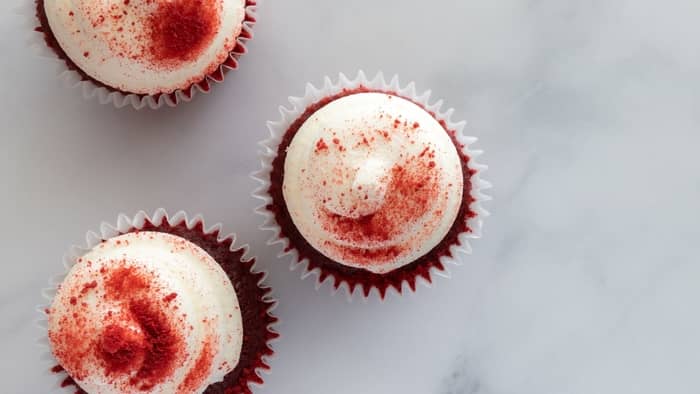 red velvet cupcakes with cheesecake filling