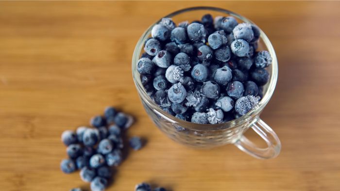  How do you prepare blueberries for baking?