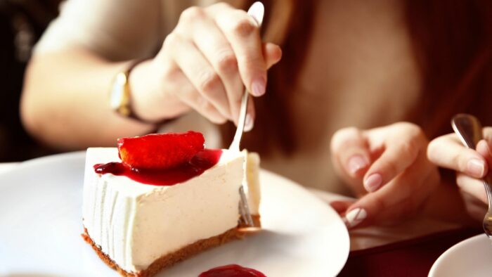 how much sugar is in a slice of cheesecake